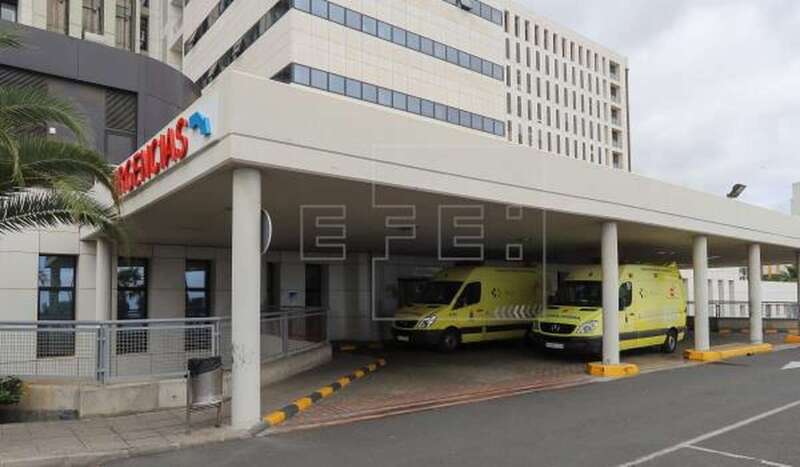 Varias ambulancias en la entrada de Urgencias del Hospital Insular de Gran Canaria / EFE Elvira Urquijo A.